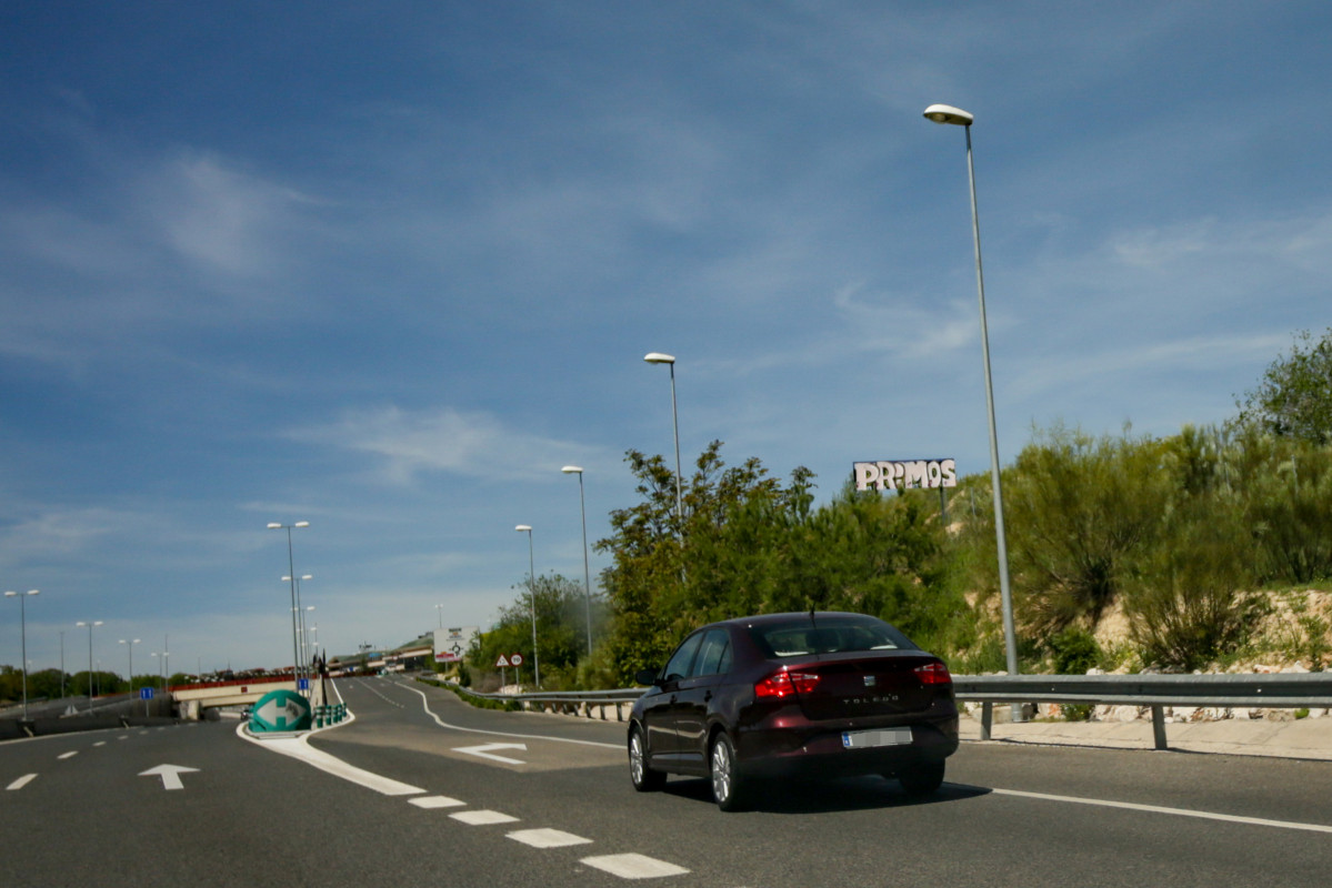 Un coche privado circula por Madrid el pasado domingo 3 de mayo de 2020