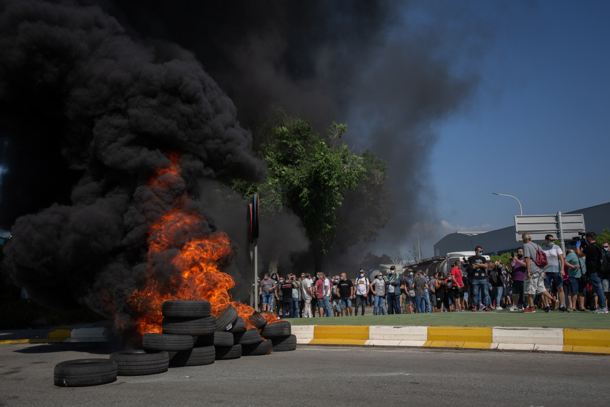 Treballadors de Nissan incendien pneumàtics en la planta de Zona Franca de Barcelona després de conèixer el tancament de la planta, a Barcelona, el 28 de maig de 2020.