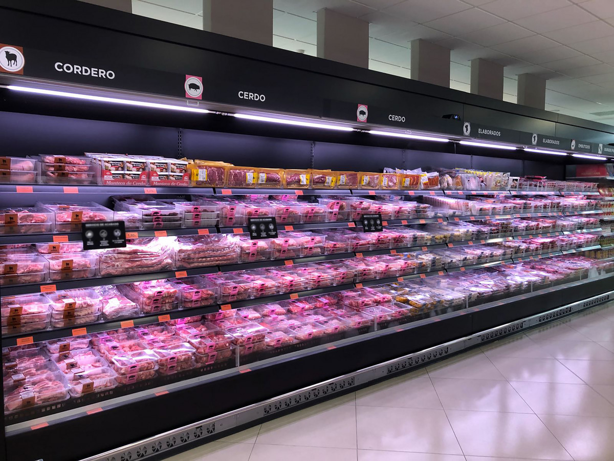 FOTOGRAFIA Lineal amb carn fresca en un supermercat de Mercadona