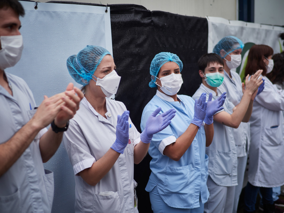 Varios sanitarios agradecen los aplausos durante el homenaje recibido por los trabajadores del transporte público en el Hospital de Navarra durante el confinamiento impuesto por el Estado de Alarma p