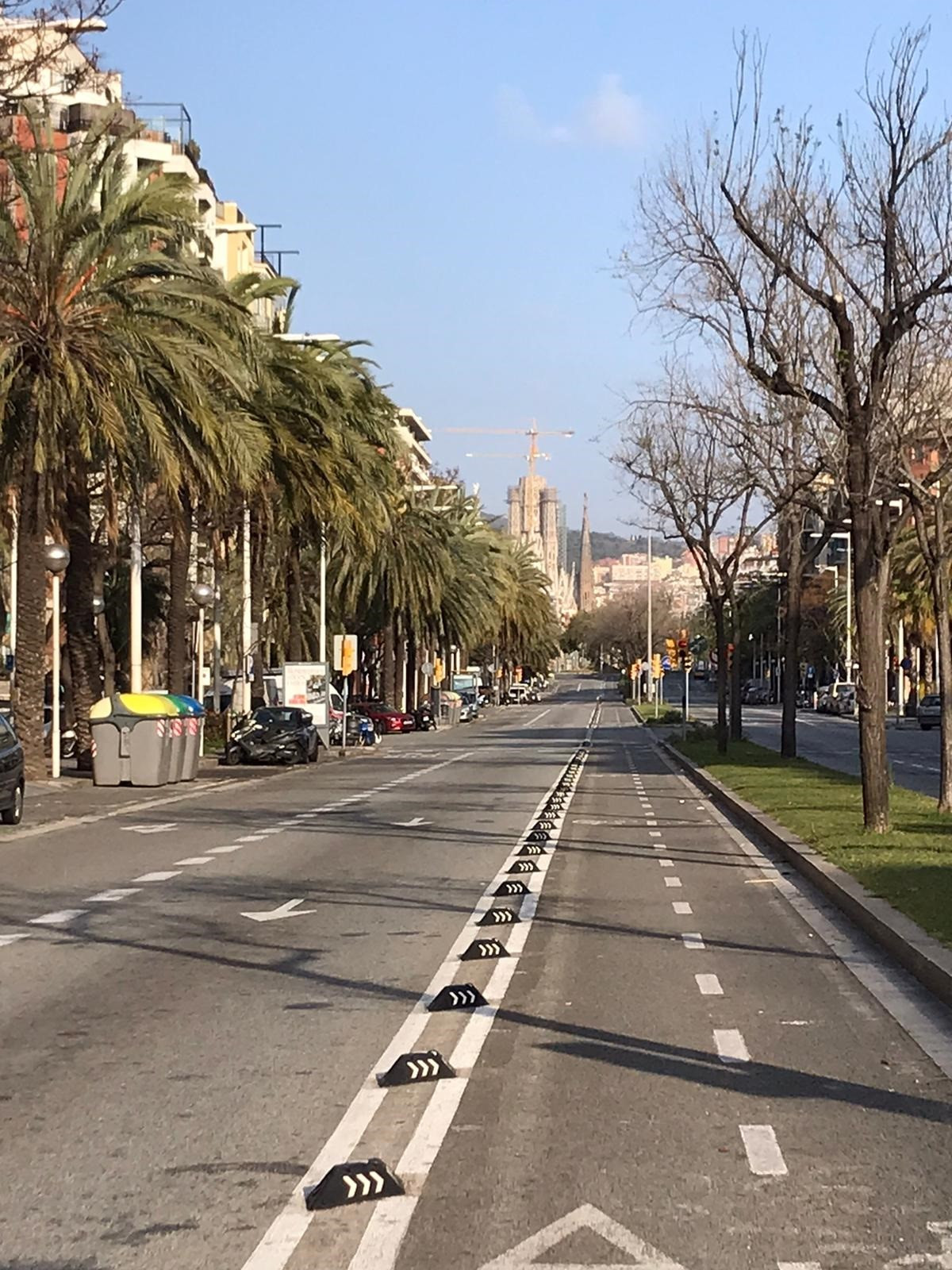 Calle Marina de Barcelona vacía con al Sagrada familia durante el confinamiento por el  coronavirus