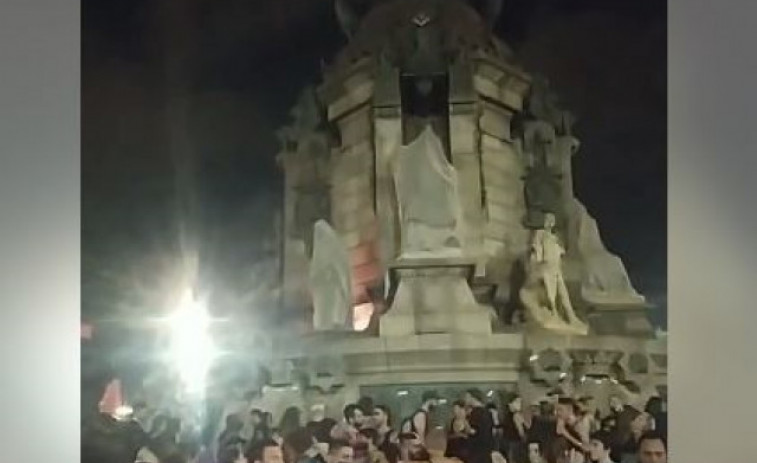 Un grup reivindica un petit incendi a la base de l'estàtua de Colom a Barcelona