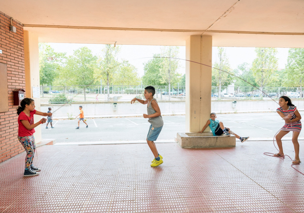 Varios niños juegan a la comba en una actividad del programa Caixa Proinfancia