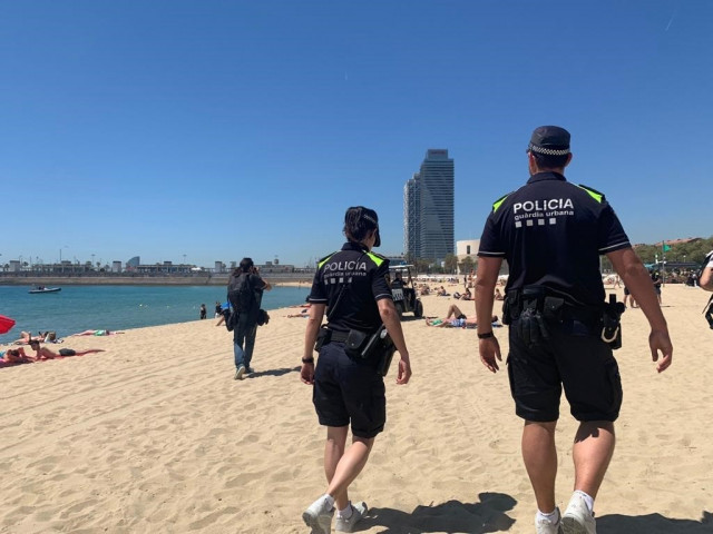 EuropaPress 3162184 agentes guardia urbana playa barcelona imagen archivo