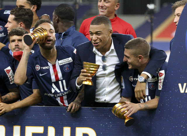 EuropaPress 3258777 neymar jr kylian mbappe marco verratti of psg and teammates celebrate the