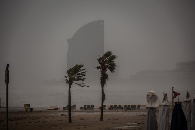 EuropaPress 2602922 imagen playa barceloneta paso borrasca gloria dejado fuertes rachas viento