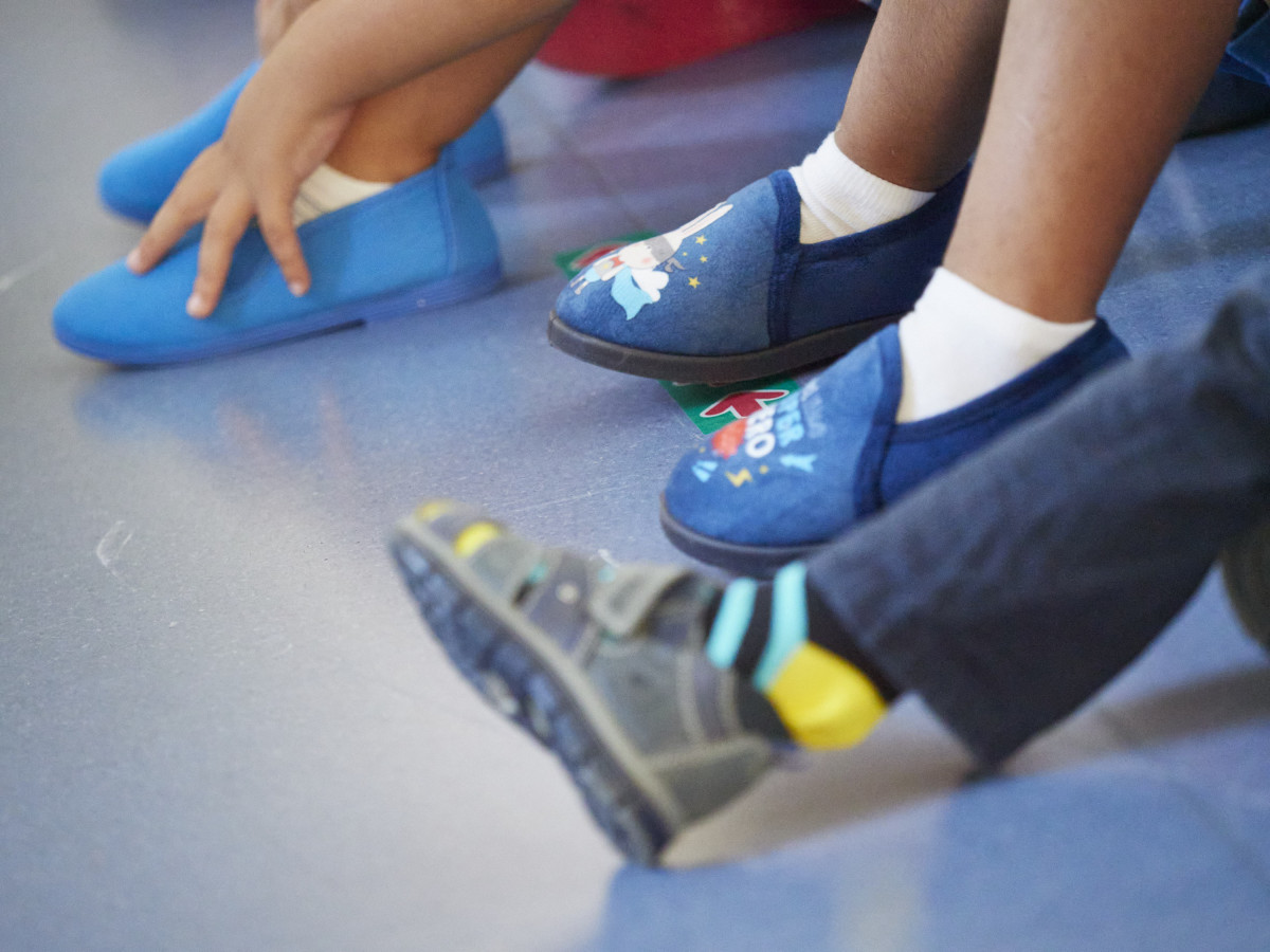 Niños con zapatillas de casa en el Colegio Público Víctor Pradera, en Pamplona