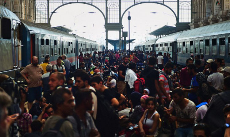 Escenes de caos en l'estació de Budapest on els refugiats tracten de pujar a un tren