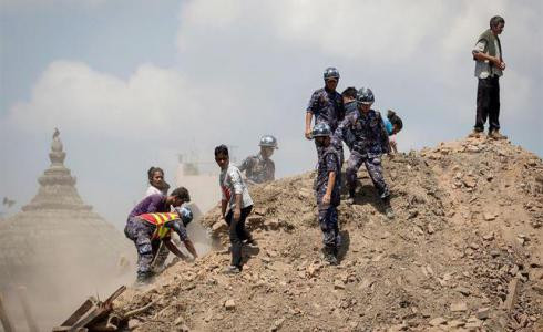 El terratrèmol de Nepal deixa ja més de 5.000 morts i gairebé mig milió de desplaçats