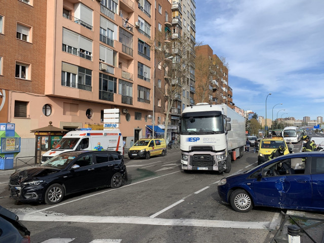 EuropaPress 3620964 ocho heridos leves arrollar camion varios vehiculos conde casal