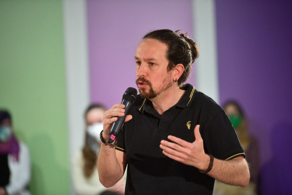 El candidat d'Unides Podem a les eleccions de Madrid, Pablo Iglesias, relata les seves propostes en matèria d'habitatge en un acte amb diversos càrrecs de l'espai polític.