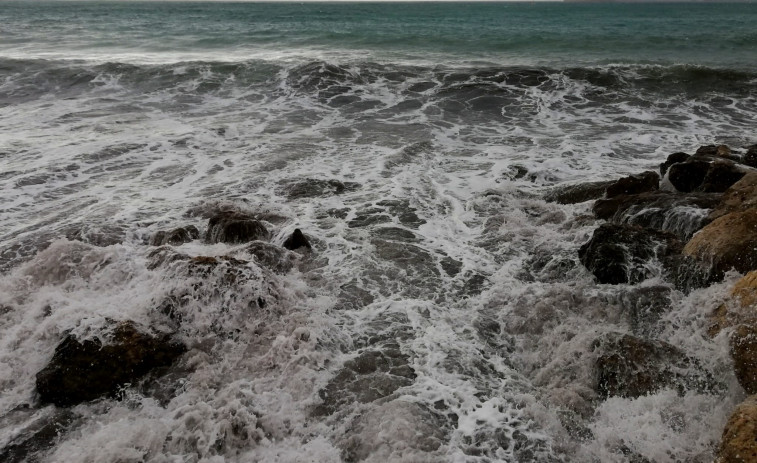 Fan una cadena humana per treure una dona del mar a Sant Feliu de Guíxols