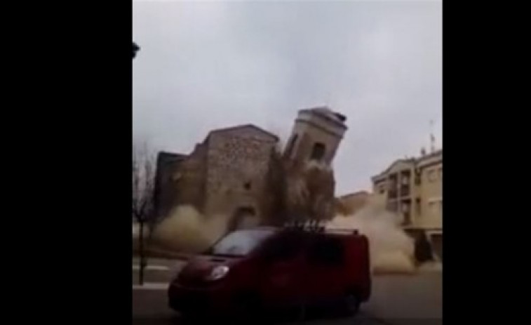 S'ensorra el campanar de l'església Sant Pere de Rosselló (Lleida) [VÍDEO]