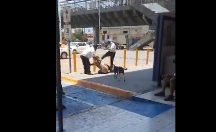 VÍDEO: Vigilants de seguretat donen una patada a un captaire que volia protegir-se de la calor en un supermercat