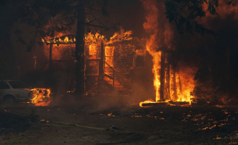 El gran incendi del sud de Califòrnia amenaça ja 100.000 habitants dels districtes de Brentwood i Encino