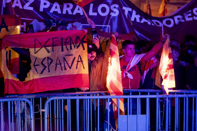 EuropaPress 5578909 varias personas queman bandera estelada manifestacion contra amnistia