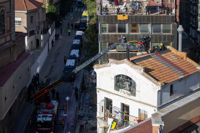 EuropaPress 5611436 bomberos intervienen edificios okupados ruina kubo plaza bonanova 30