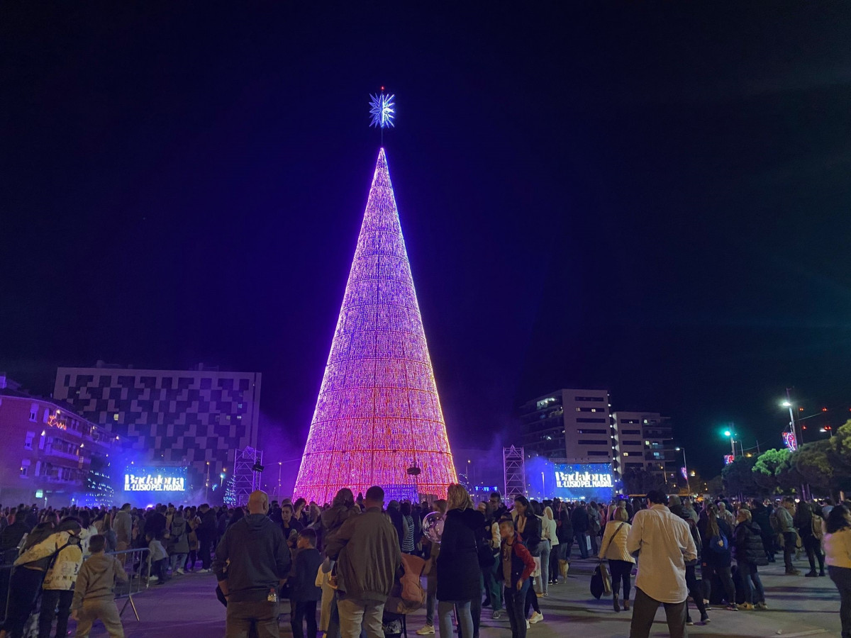 EuropaPress 5585792 albiol enciende arbol navidad badalona barcelona mas grande pais