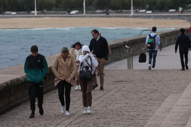 EuropaPress 5505341 varias personas caminan lluvia playa ondarreta 14 octubre 2023 san