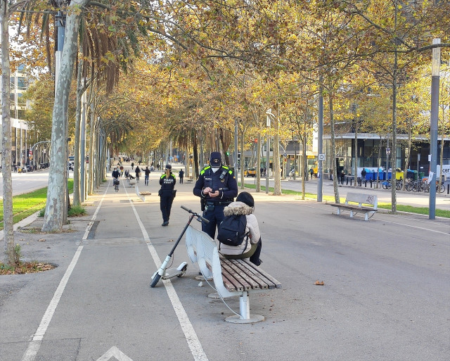 EuropaPress 4065413 agente guardia urbana multa usuaria patinete electrico barcelona