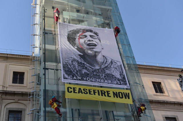 EuropaPress 5710606 greenpeace cuelga pancarta museo arte reina sofia pidiendo alto fuego ya