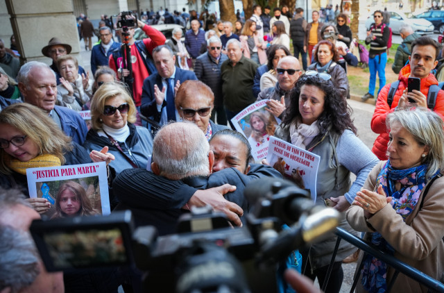 EuropaPress 5710701 mujer abraza abuelo marta castillo jose antonio casanova concentracion 1