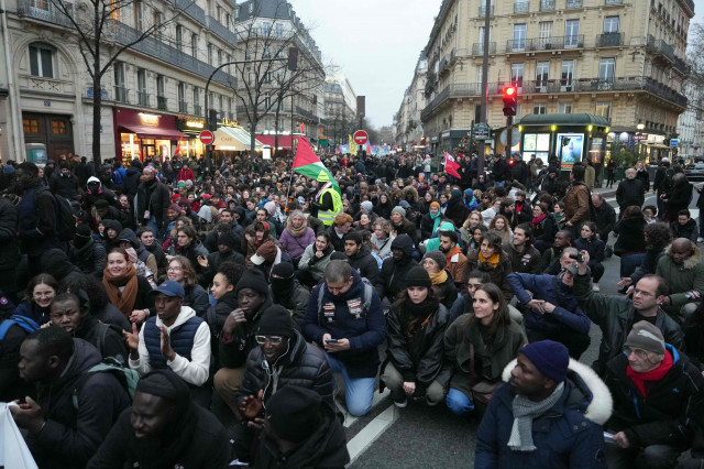 EuropaPress 5653822 22 december 2023 france paris people kneel during solidarity demonstration