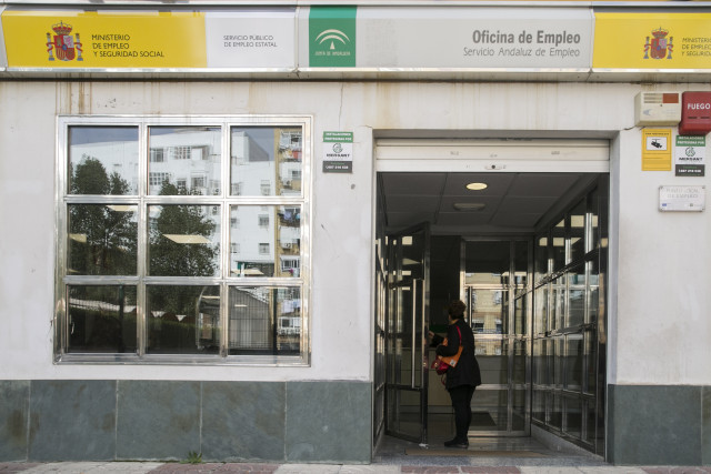 EuropaPress 2688194 imagenes recurso datos paro febrero mujer entra oficina empleo sevilla