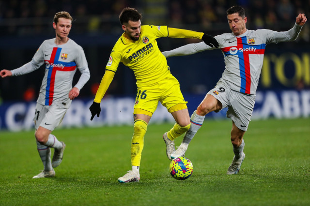 EuropaPress 4984625 robert lewandowski of fc barcelona and alex baena of villarreal in action