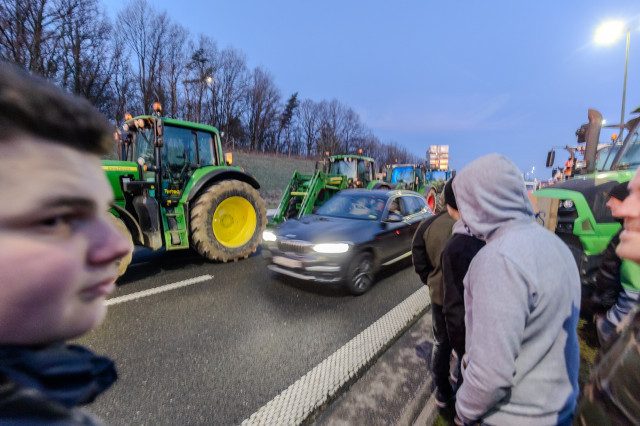 EuropaPress 5724886 cars passing on one single way near tractors at farmers protest on the