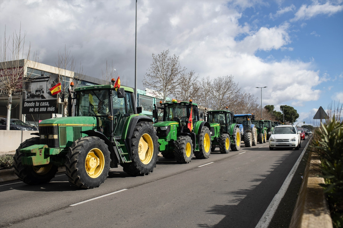 EuropaPress 5750836 varios tractores parados carretera quinta jornada protestas ganaderos