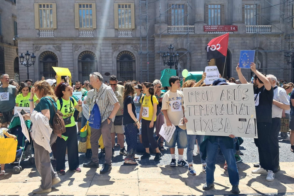 Europapress 6033782 300 personas manifiestan barcelona contra abuso temporalidad interinos 1600 1067