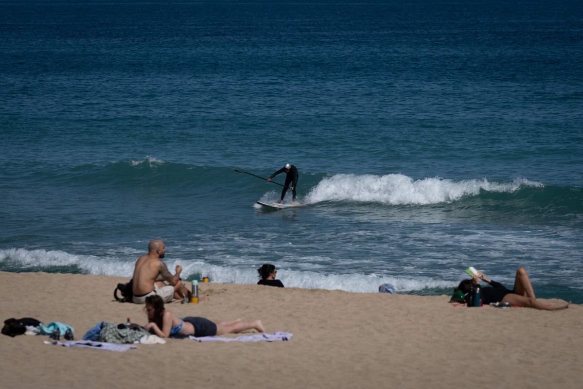 Europapress 5890119 varias personas toman sol playa bogatell 15 abril 2024 barcelona catalunya 1600 1067