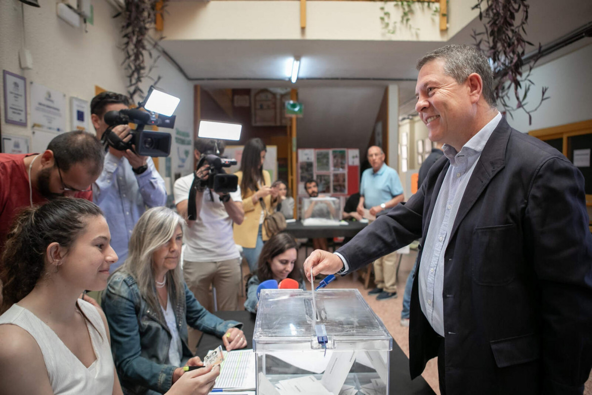 Europapress 6020131 presidente c lm secretario general psoe region emiliano garcia page votando 1600 1067