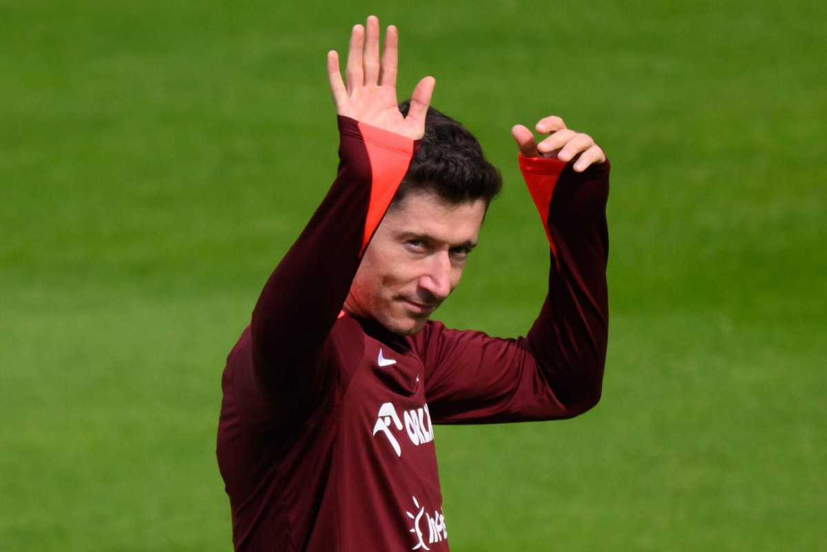 Europapress 6044121 12 june 2024 hanover polands robert lewandowski waves to the fans during 1600 1067