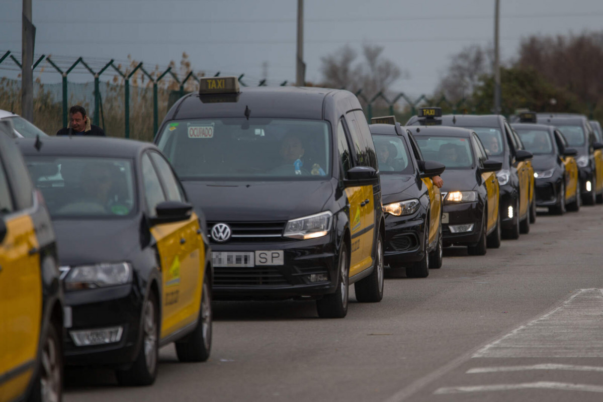 Europapress 4336297 varios taxistas marcha lenta taxistas t1 aeropuerto prat barcelona 23 marzo 1600 1067