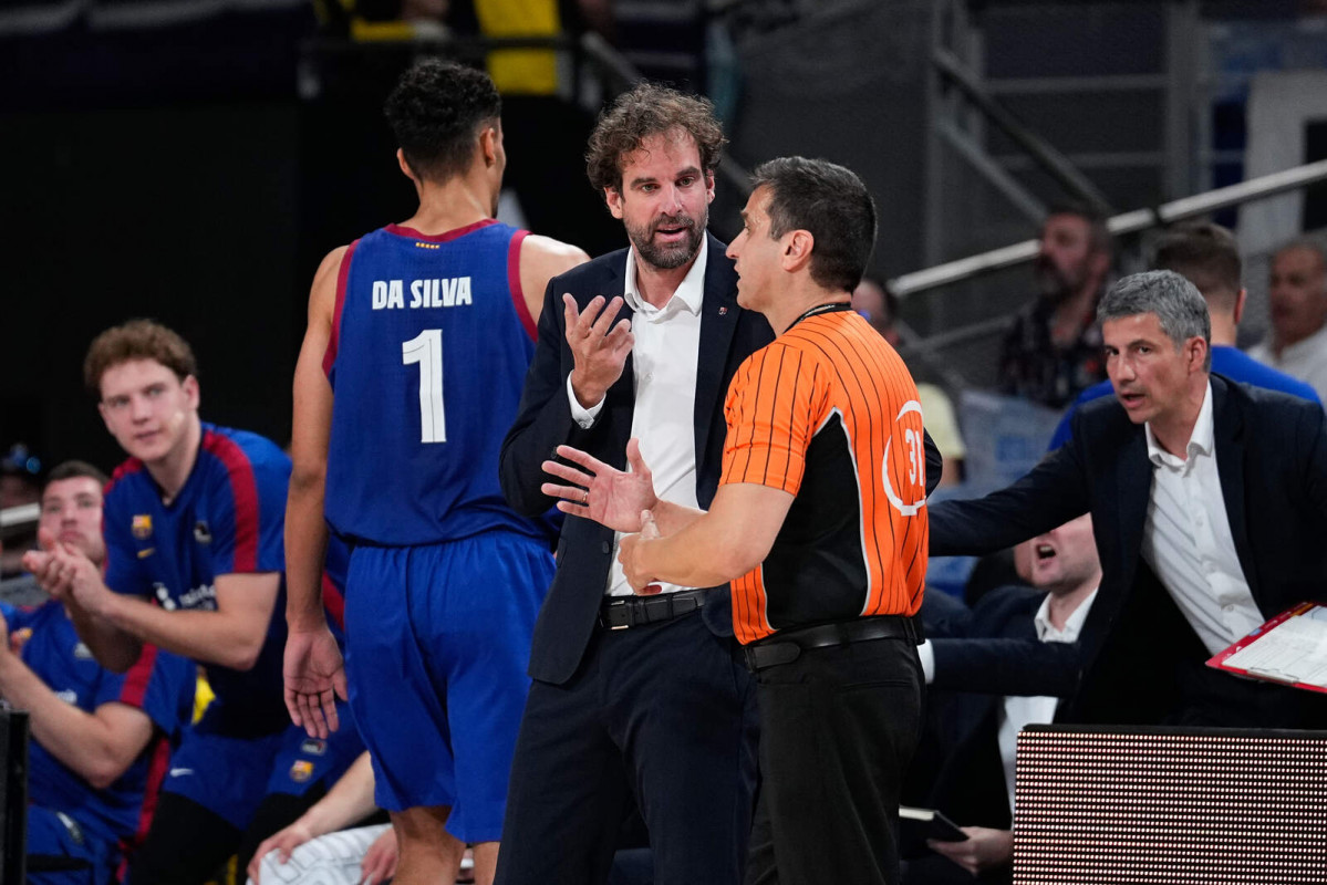 Europapress 5995672 roger grimau head coach of fc barcelona protests during the spanish league 1600 1067