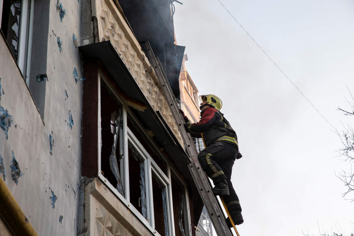 Europapress 5986801 may 2022 kharkiv ukraine firefighter climbs ladder carrying firehose to 1600 1067