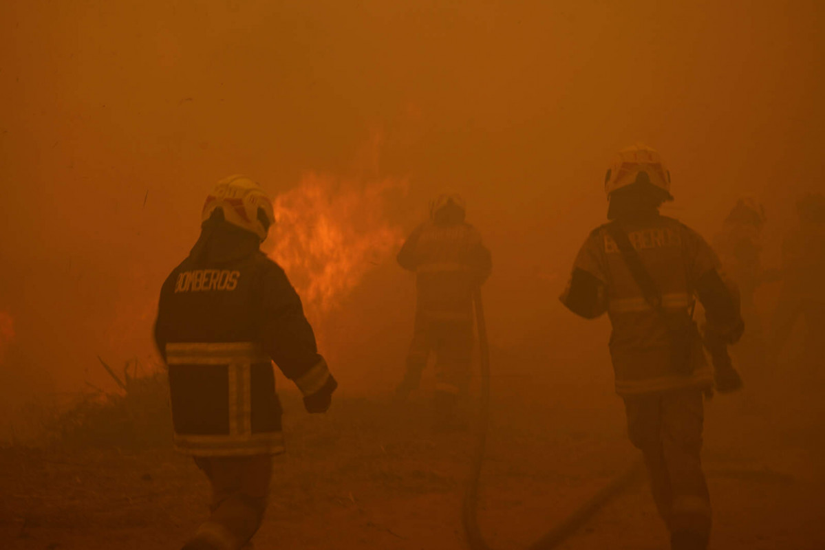 Europapress 5984322 vina mar feb 2024    firefighters try to extinguish fire in vina mar chile 1600 1067