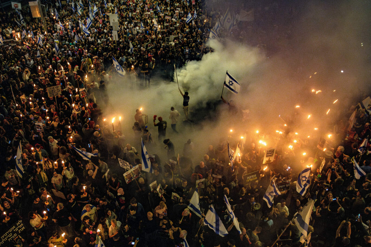 Europapress 5969301 march 30 2024 tel aviv israel protestors with torches stand in the smoke 1600 1067