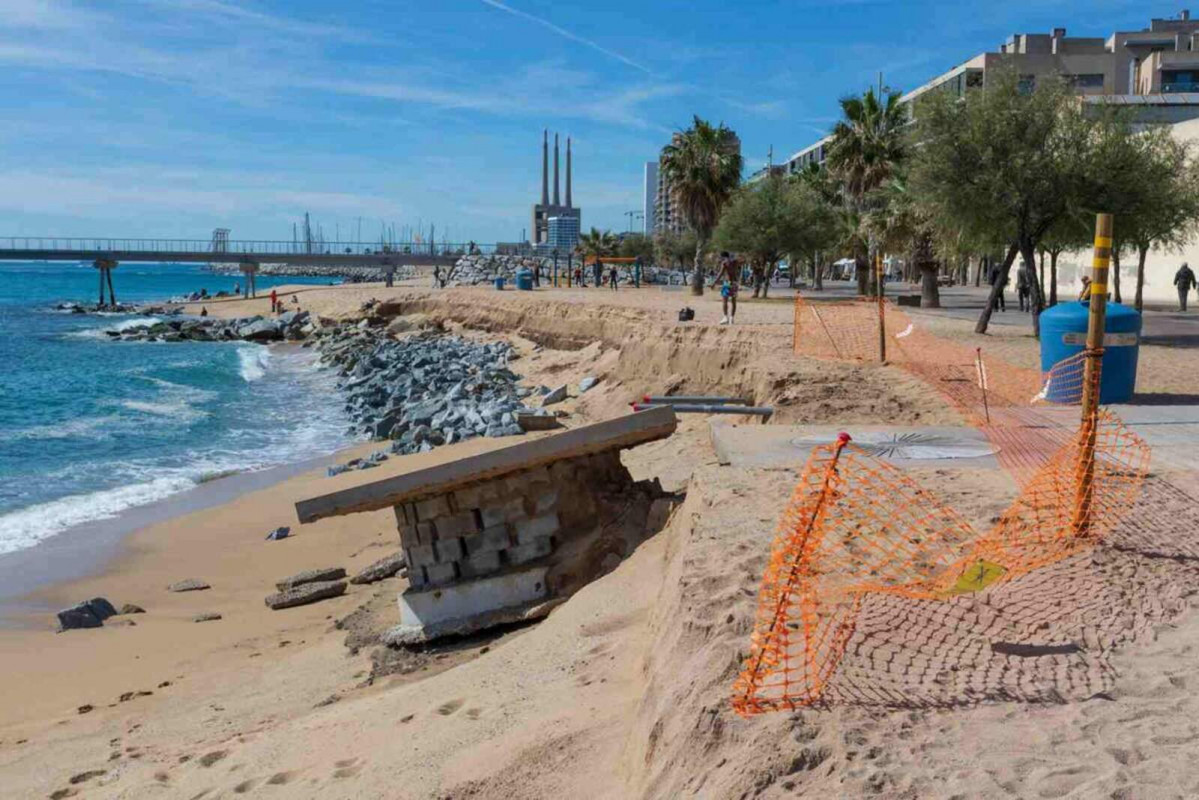 La playa del pont del petroli de badalona barcelona 1600 1067