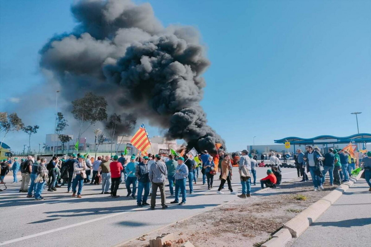 Europapress 5744629 agricultores cortan acceso puerto castellon barricada neumaticos denunciar 1600 1067