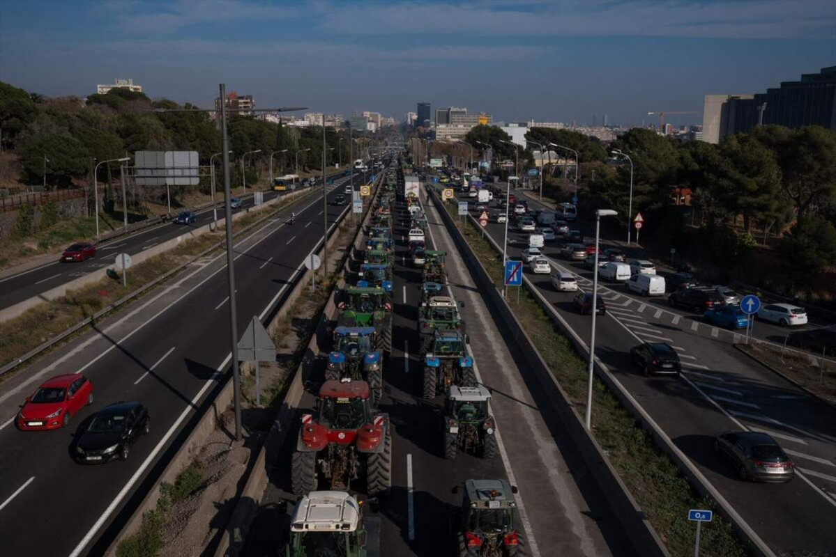 Europapress 5744912 varios tractores agricultores dirigen avenida diagonal manifestacion 1600 1067