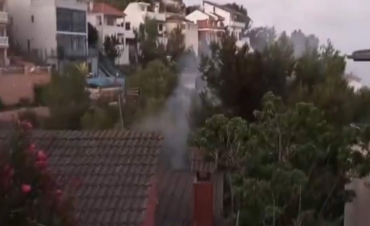 Incendi a Sitges: els Bombers mobilitzen cinc dotacions per apagar-lo