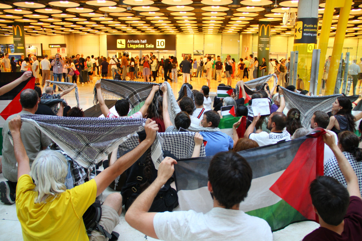 EuropaPress 6073477 centenar personas protestan aeropuerto madrid barajas exigir gobierno (1)