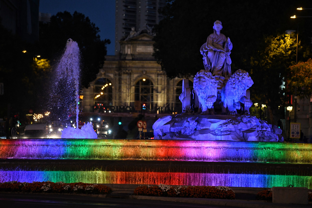 EuropaPress 4559707 vista fuente palacio cibeles colores bandera lgtb julio 2022 madrid espana (1)