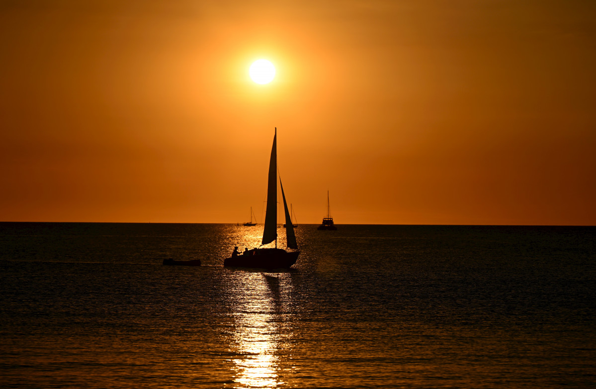EuropaPress 5955443 12 may 2024 australia darwin sailing boat pictured at sunset on fannie bay