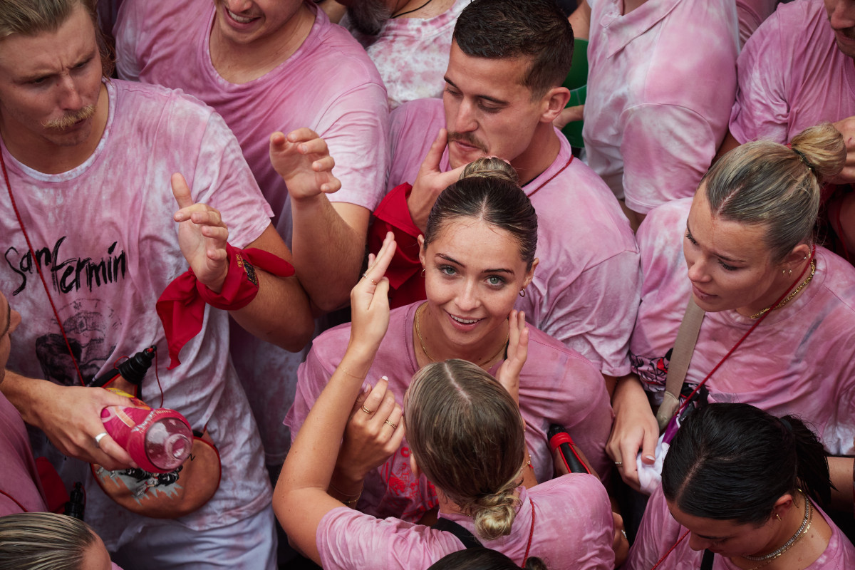 EuropaPress 6074448 varias personas celebran comienzo fiestas san fermin txupinazo julio 2024 (1)