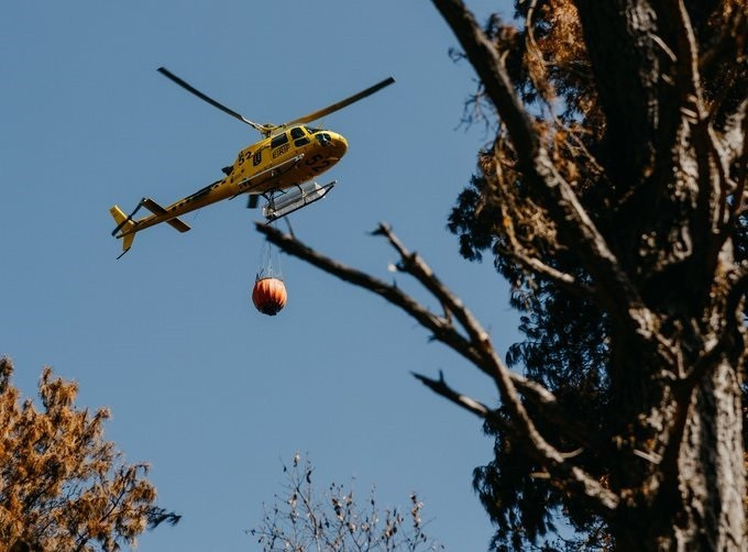 EuropaPress 5507647 helicoptero interviene labores extincion incendio forestal afecta isla