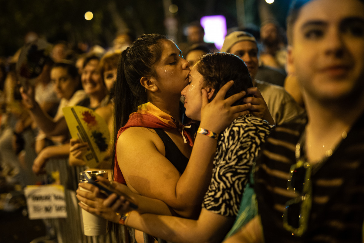 EuropaPress 6075798 dos mujeres manifestacion estatal orgullo lgtbi 2024 julio 2024 madrid (1)